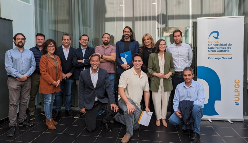 La Consejera de Sanidad, Esther Mar&iacute;a Monz&oacute;n Monz&oacute;n, se re&uacute;ne con representantes de cinco start ups y una spin off de la ULPGC: Strategos Biotech, Artis Development, Noctuamed, Rethink Medical, Farmalitics y Bioreplica.  En este encuentro, celebrado durante un desayuno de trabajo en una de las salas del Consejo Social, representantes de cada empresa expusieron en dos minutos la base de su actividad empresarial, destacando el modelo de negocio y las necesidades espec&iacute;ficas para seguir avanzando.  Adem&aacute;s de la Consejera de Sanidad, estuvieron presentes Miguel &Aacute;ngel Acosta, Secretario del Consejo Social; Sebasti&aacute;n L&oacute;pez, Vicerrector de Investigaci&oacute;n y Transferencia de la Universidad de Las Palmas de Gran Canaria; y personal t&eacute;cnico de la Oficina de Transferencia de Conocimiento (OTC) de la ULPGC.  Durante el desayuno, los representantes de cada empresa plantearon las dificultades a las que se han enfrentado, principalmente en el desarrollo de su actividad de I+D. Este intercambio permiti&oacute; poner en com&uacute;n ideas y propiciar la b&uacute;squeda de soluciones conjuntas para superar dichos obst&aacute;culos. Convirti&eacute;ndose as&iacute; la reuni&oacute;n en un espacio colaborativo donde se abordaron no solo las fortalezas, sino tambi&eacute;n los desaf&iacute;os a los que se enfrenta la comunidad emprendedora de la ULPGC.  Otro de los aspectos fundamentales que se trat&oacute; en este desayuno fue la retenci&oacute;n de talento y la creaci&oacute;n de acuerdos para que las personas emprendedoras contribuyan al desarrollo local. El objetivo de este encuentro es establecer sinergias y la posibilidad de colaboraci&oacute;n entre las empresas del sector de la salud y la Consejer&iacute;a de Sanidad, con el fin de identificar acciones para impulsar la innovaci&oacute;n y el desarrollo en este &aacute;mbito.  Finalmente, tambi&eacute;n intervinieron la Consejera de Universidades, Ciencia e Innovaci&oacute;n del Gobierno de Canarias, Migdalia Mach&iacute;n; el Viceconsejero de Universidades e Investigaci&oacute;n del Gobierno de Canarias, Ciro Guti&eacute;rrez; y el Presidente del Consejo Social, &Aacute;ngel Trist&aacute;n Pimienta.   Esta reuni&oacute;n es parte de una din&aacute;mica positiva y proactiva que busca generar riqueza en diversos aspectos, incluyendo la convivencia y la econom&iacute;a desde la colaboraci&oacute;n entre los distintos agentes del ecosistema de I+d+i canario. El deseo es que estas reuniones evolucionen hacia encuentros cada vez m&aacute;s enriquecedores.   Las seis empresas que compartieron su visi&oacute;n con la Consejera de Sanidad:  Strategos Biotech: La primera spin off de la ULPGC en el sector biotecnol&oacute;gico, fundada por personal de investigaci&oacute;n de la ULPGC, Ana W&auml;gner y Yeray Brito.  Artis Development: La primera start up ULPGC en el campo de la medicina que transforma im&aacute;genes m&eacute;dicas en informaci&oacute;n valiosa para el tratamiento de pacientes, dirigida por los ingenieros industriales Ra&uacute;l Guerra y Jos&eacute; Mar&iacute;a Meli&aacute;n, recientemente incluida en el TOP 100 de las start ups m&aacute;s innovadoras de Espa&ntilde;a 2023.  Noctuamed: Start up de la ULPGC que ofrece un servicio innovador de an&aacute;lisis y monitorizaci&oacute;n remota de pacientes con dispositivos de estimulaci&oacute;n card&iacute;aca, fundada por el m&eacute;dico Edgar I. Cabrera P&eacute;rez.  Rethink Medical: Start up ULPGC especializada en soluciones m&eacute;dicas innovadoras, centradas en mejorar la calidad de vida de los y las pacientes, con un enfoque en productos de enfermer&iacute;a. Fundada por el enfermero Manuel Luque e incluida en la revista Forbes entre los 24&rsquo; Changemakers de 2024.  Farmalitics: Una joven start up ULPGC dedicada al asesoramiento en la detecci&oacute;n y prevenci&oacute;n de irregularidades en farmacias, as&iacute; como a la optimizaci&oacute;n de la gesti&oacute;n del negocio. Esta empresa est&aacute; liderada por Idafen Santana P&eacute;rez.  Bioreplica: La recientemente reconocida Startup ULPGC centrada en el desarrollo de soluciones en implantolog&iacute;a y rehabilitaci&oacute;n mediante la innovaci&oacute;n tecnol&oacute;gica, fundada por el egresado del Grado de Fisioterapia, Rodrigo de Pablos Almaz&aacute;n, quien obtuvo hasta tres reconocimientos en la &uacute;ltima edici&oacute;n del Sal&oacute;n Internacional de Invenciones de Ginebra: el premio Francisco Garc&iacute;a Cabrerizo a la mejor invenci&oacute;n espa&ntilde;ola, un Medalla de Oro con menci&oacute;n especial del jurado y la Medalla de Oro de la Organizaci&oacute;n Mundial de la Propiedad Intelectual.  La gesti&oacute;n de la creaci&oacute;n y consolidaci&oacute;n de este tipo de empresas viene de la mano de la Oficina de Transferencia de Conocimiento (OTC) de la ULPGC, ubicada en la Fundaci&oacute;n Canaria Parque Cient&iacute;fico Tecnol&oacute;gico de la ULPGC, que cuenta con el apoyo financiero de la Consejer&iacute;a de Universidades, Ciencia e Innovaci&oacute;n y Cultura del Gobierno de Canarias.  